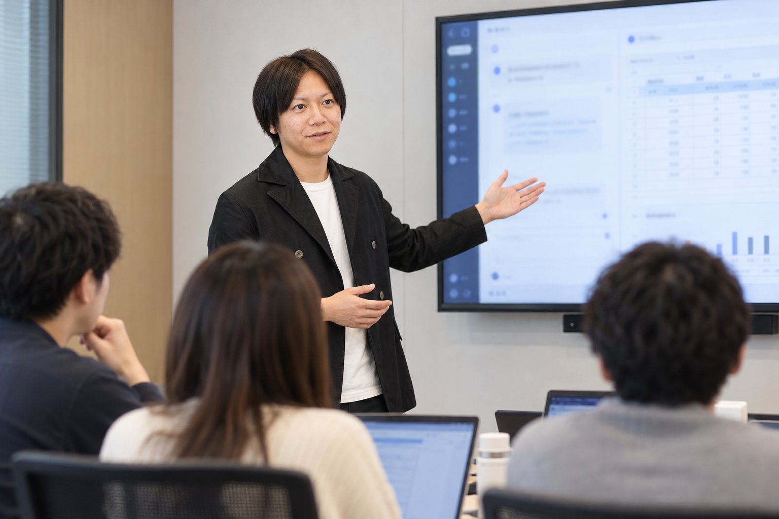 企業研修で講師としてAI活用を説明する代表 頴川